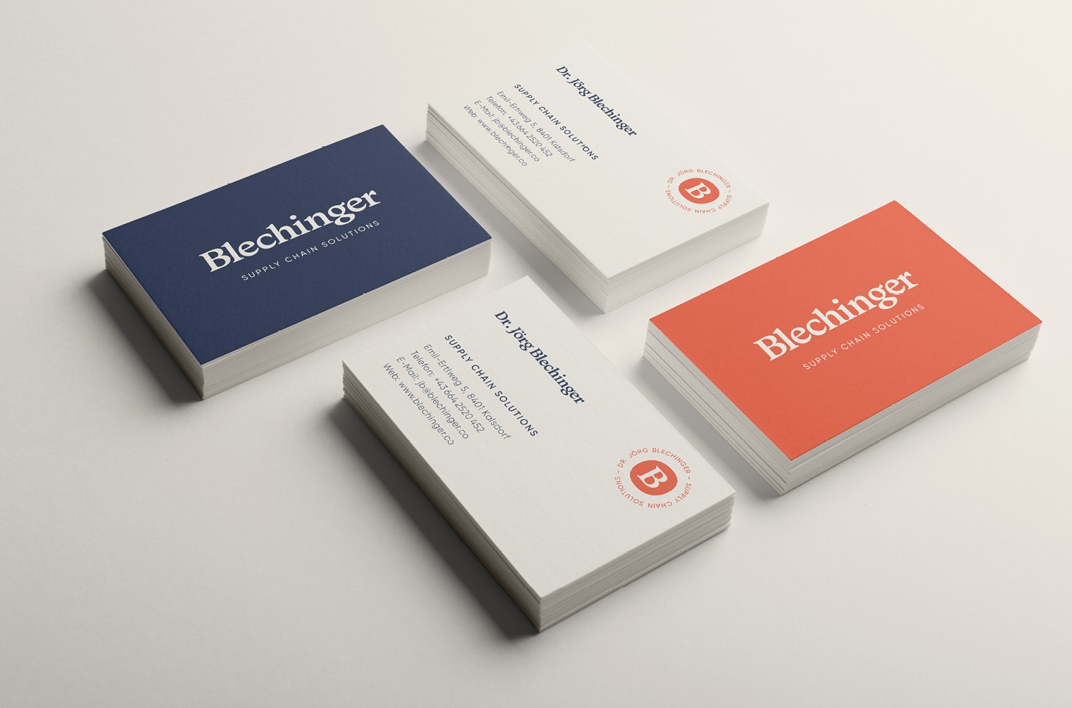 Drei Blechinger-Visitenkarten mit einem blauen, orangen und roten Design.