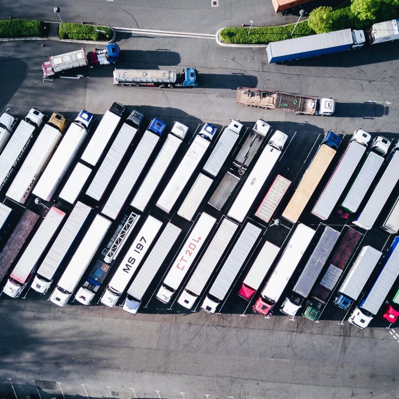 Viele Intellic-Lastwagen parkten auf einem Parkplatz.