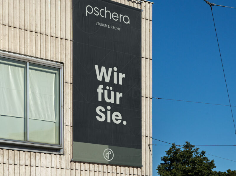 Ein Gebäude mit einem Schild mit der Aufschrift PMT und Poshero.