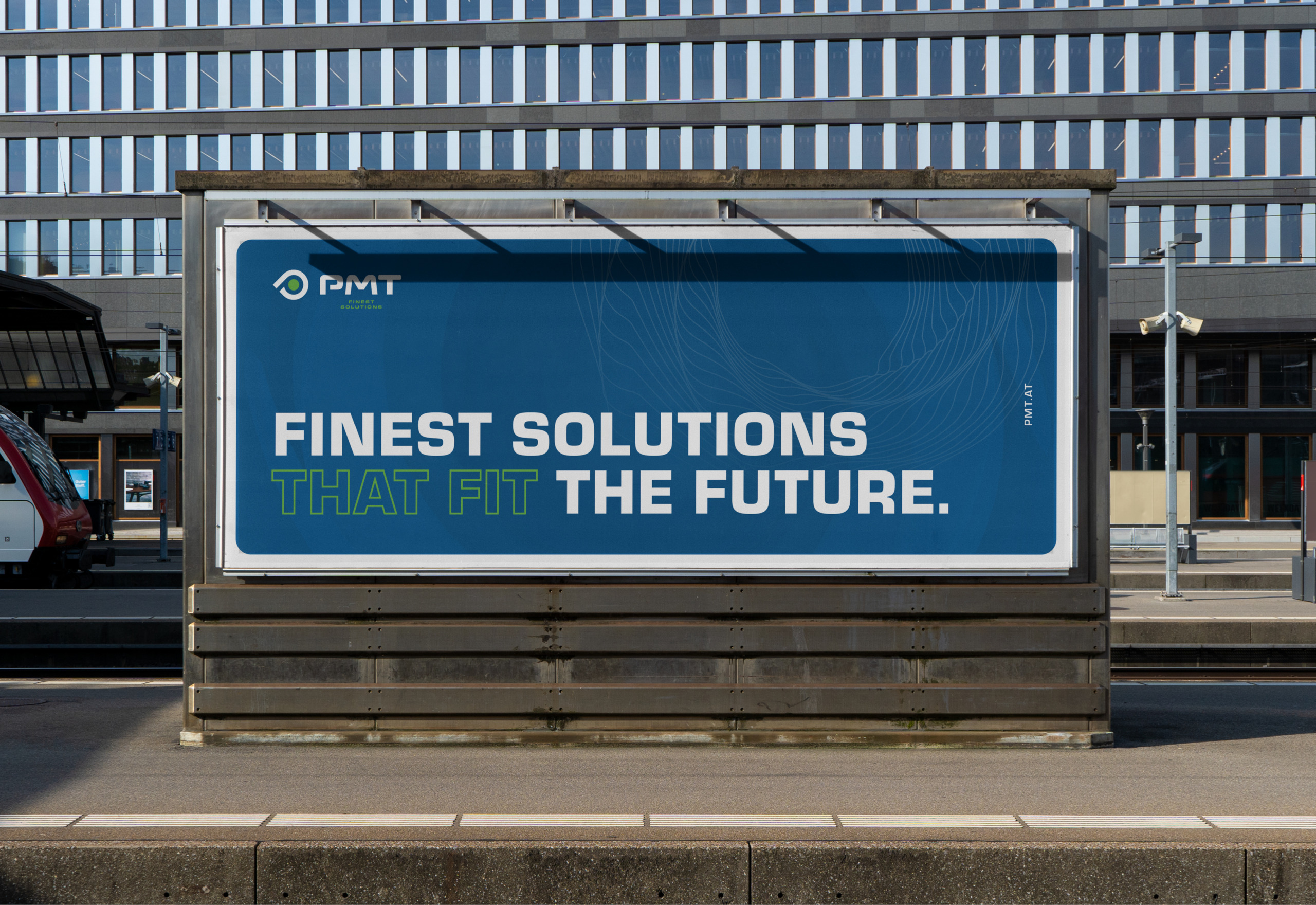 Eine Plakatwand, auf der PMT-Lösungen für die Zukunft beworben werden.