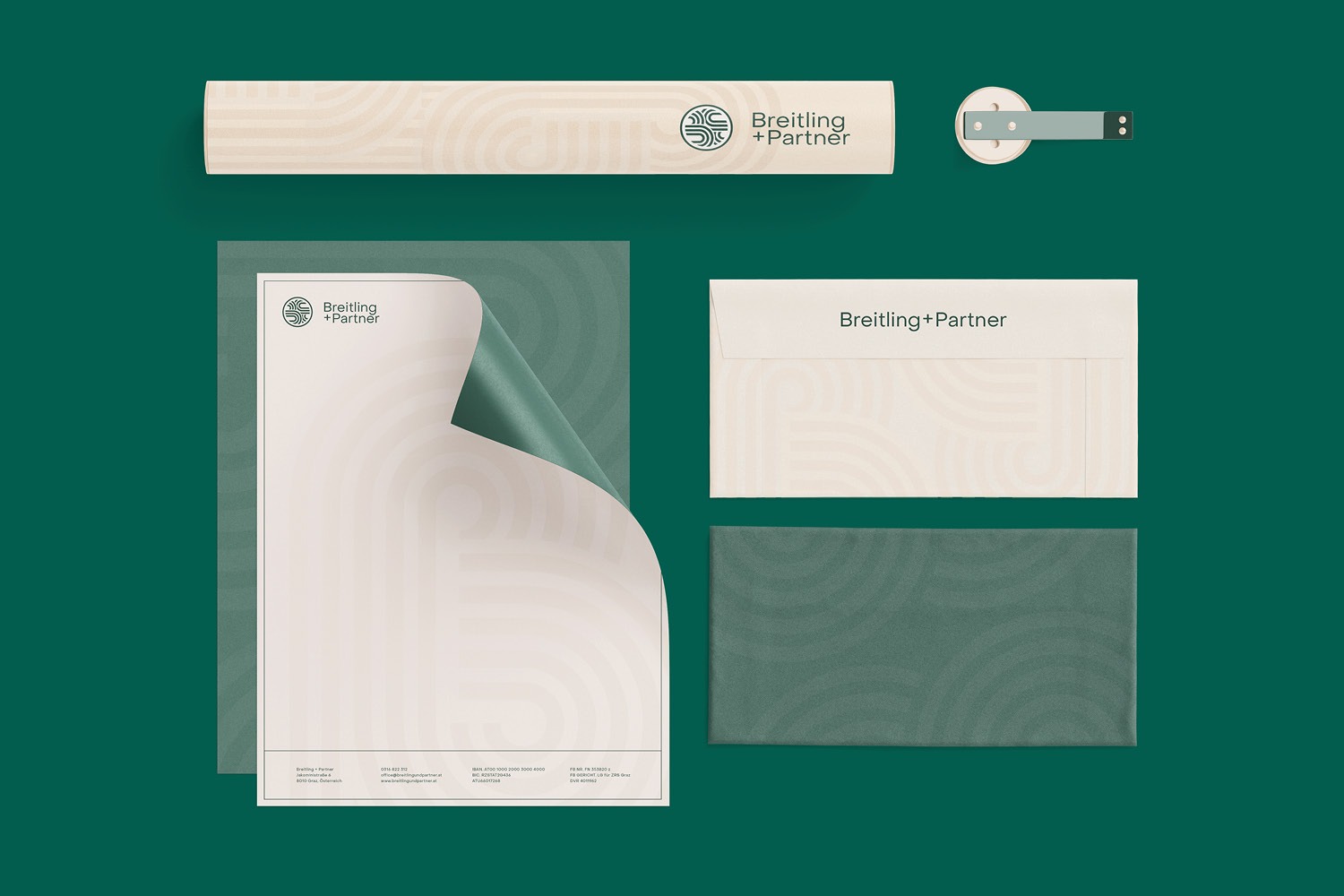 Ein Briefpapierset mit grünem Hintergrund, entworfen von Breitling+Partner.