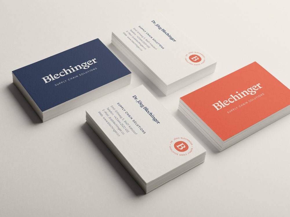 Drei Blechinger-Visitenkarten mit einem blauen, orangen und roten Design.