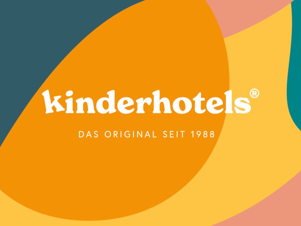 Das Kinderhotels-Logo auf buntem Hintergrund.