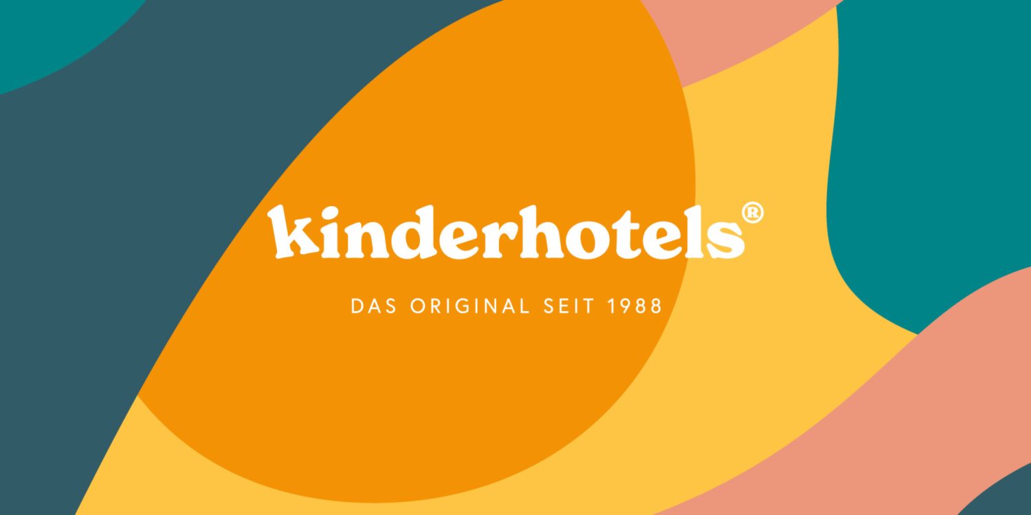 Das Kinderhotels-Logo auf buntem Hintergrund.