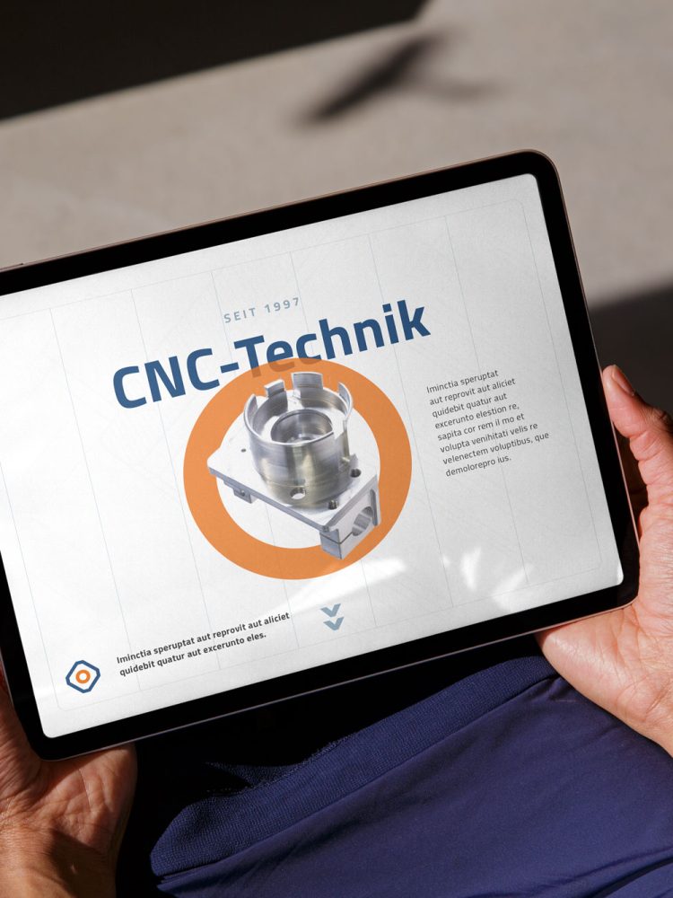 Eine Frau hält ein iPad mit den Logos „CLC Technik“ und „G&S Technologies“ in der Hand.