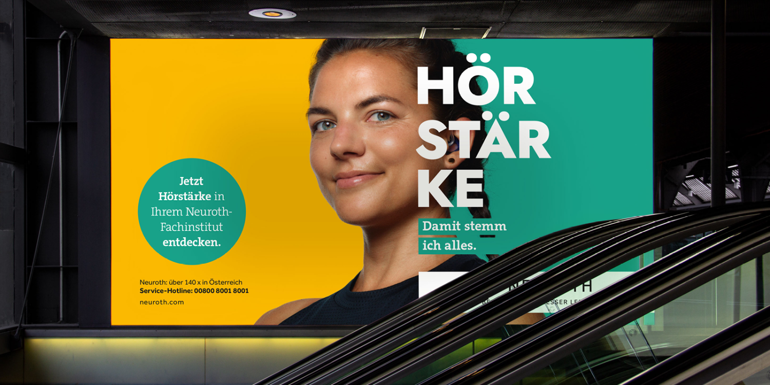 Eine Rolltreppe mit einer Werbung für Neuroth Hörgeräte.