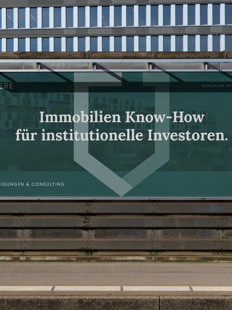 Eine Grazer Plakatwand zeigt das Design von immobiliare wissen how institutione investieren.