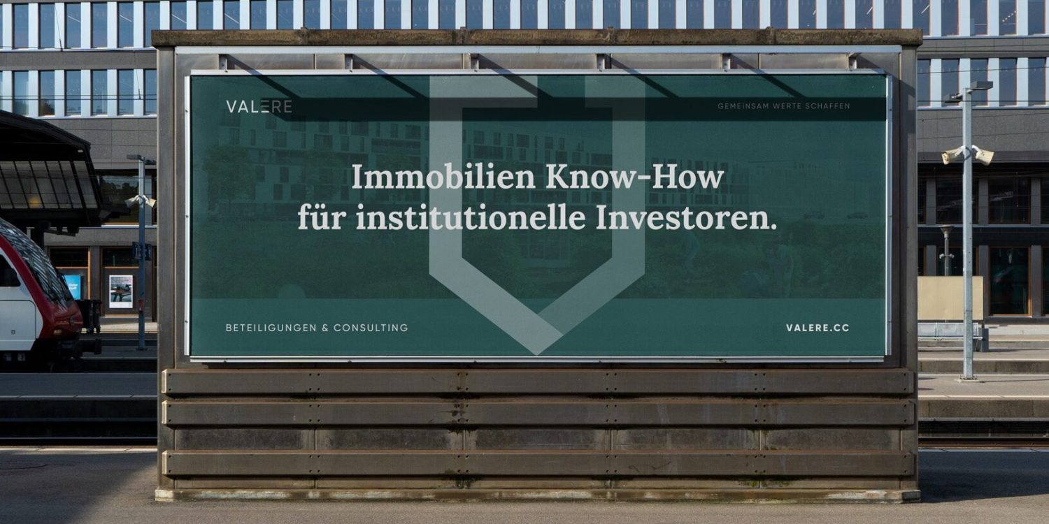 Eine Grazer Plakatwand zeigt das Design von immobiliare wissen how institutione investieren.