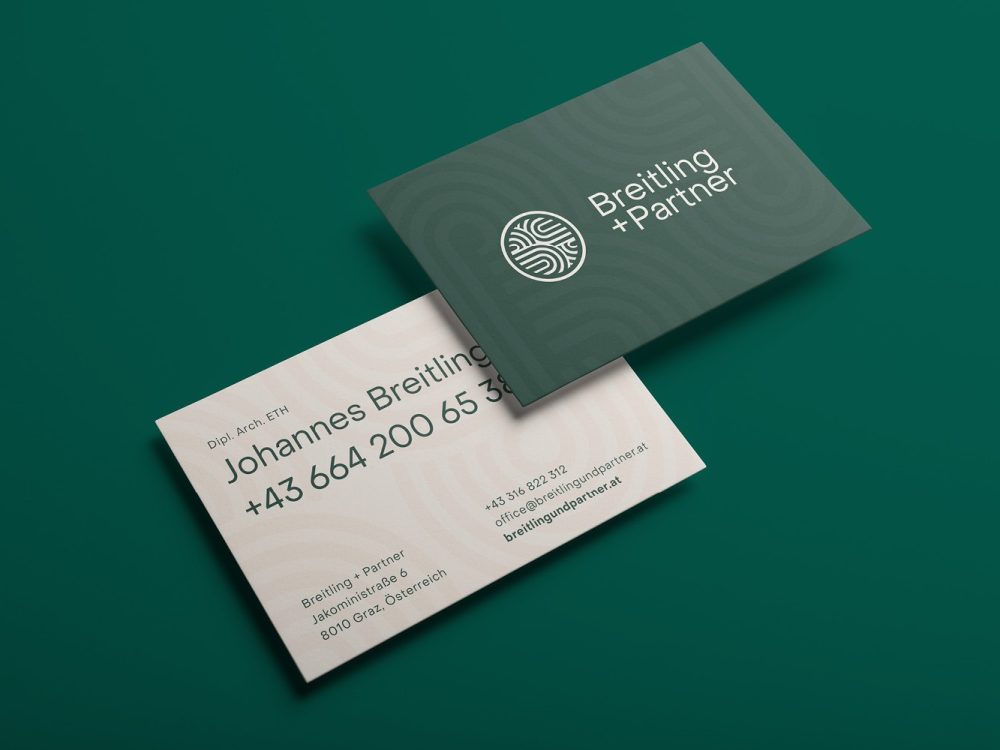 Eine Visitenkarte mit grün-weißem Design auf grünem Hintergrund für Breitling+Partner.