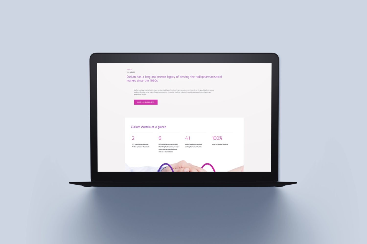Ein Bild eines Laptop-Bildschirms mit violettem Hintergrund für Curium Pharma.