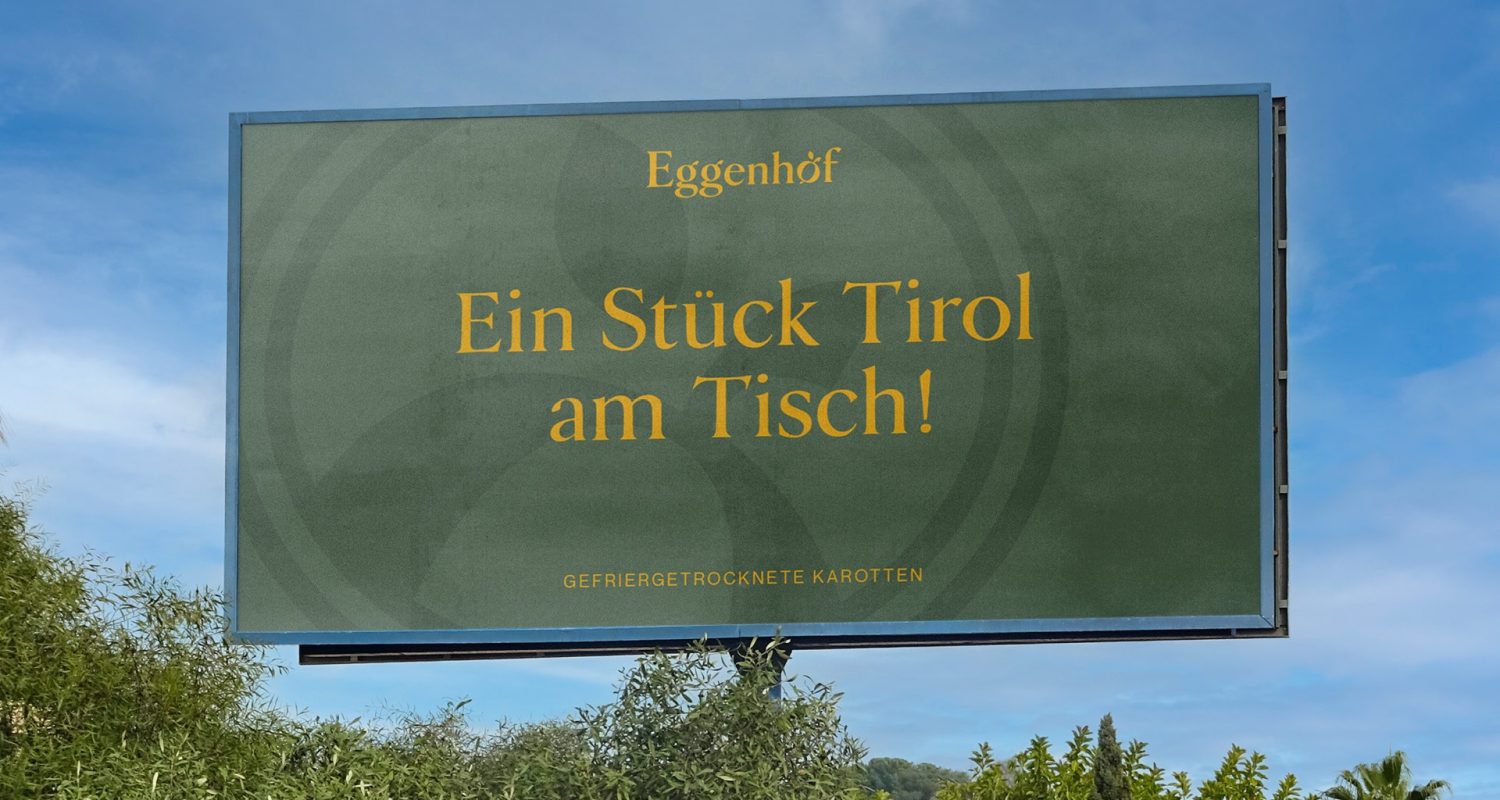 Eine Werbetafel für den Eggenhof mit der Aufschrift „ein Stocktriller am Tisch“.