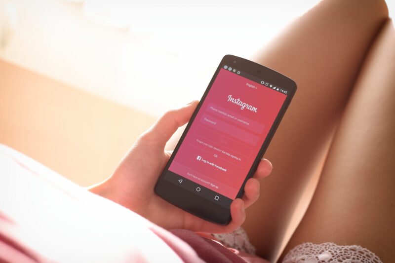 Eine Frau hält ein Mobiltelefon mit einer Instagram-App in der Hand und erkundet die fünf besten Möglichkeiten, ein Instagram-Konto mithilfe einer App zu hacken.
