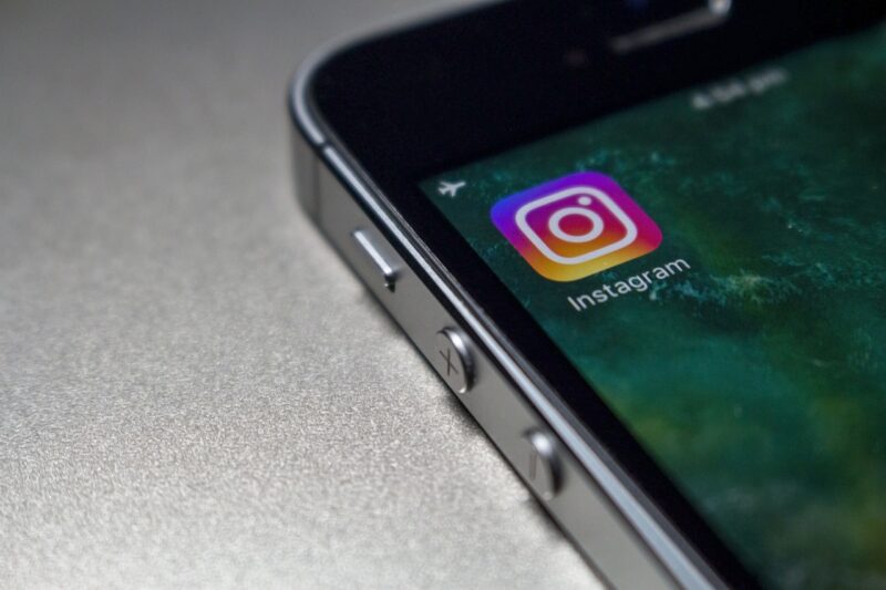 Das Instagram-Logo wird auf einem iPhone angezeigt.