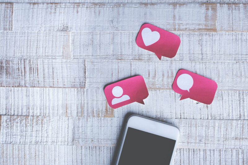 Social-Media-Symbole auf einem Mobiltelefon mit der Instagram-App.