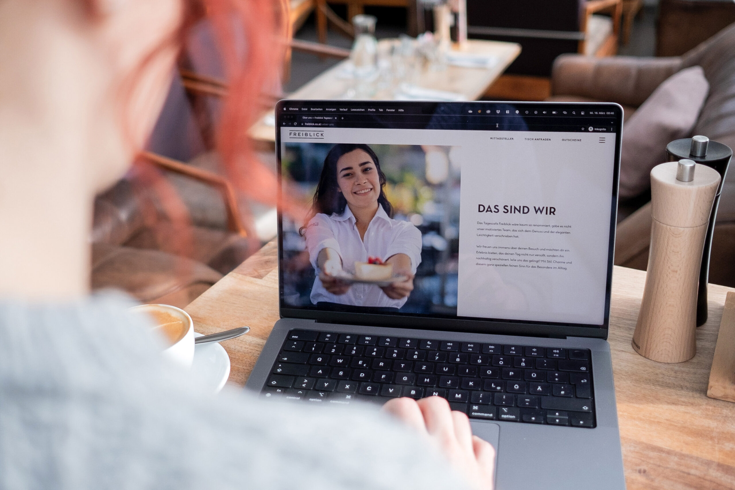 Eine Frau benutzt einen Laptop im Freiblick Tagescafé.