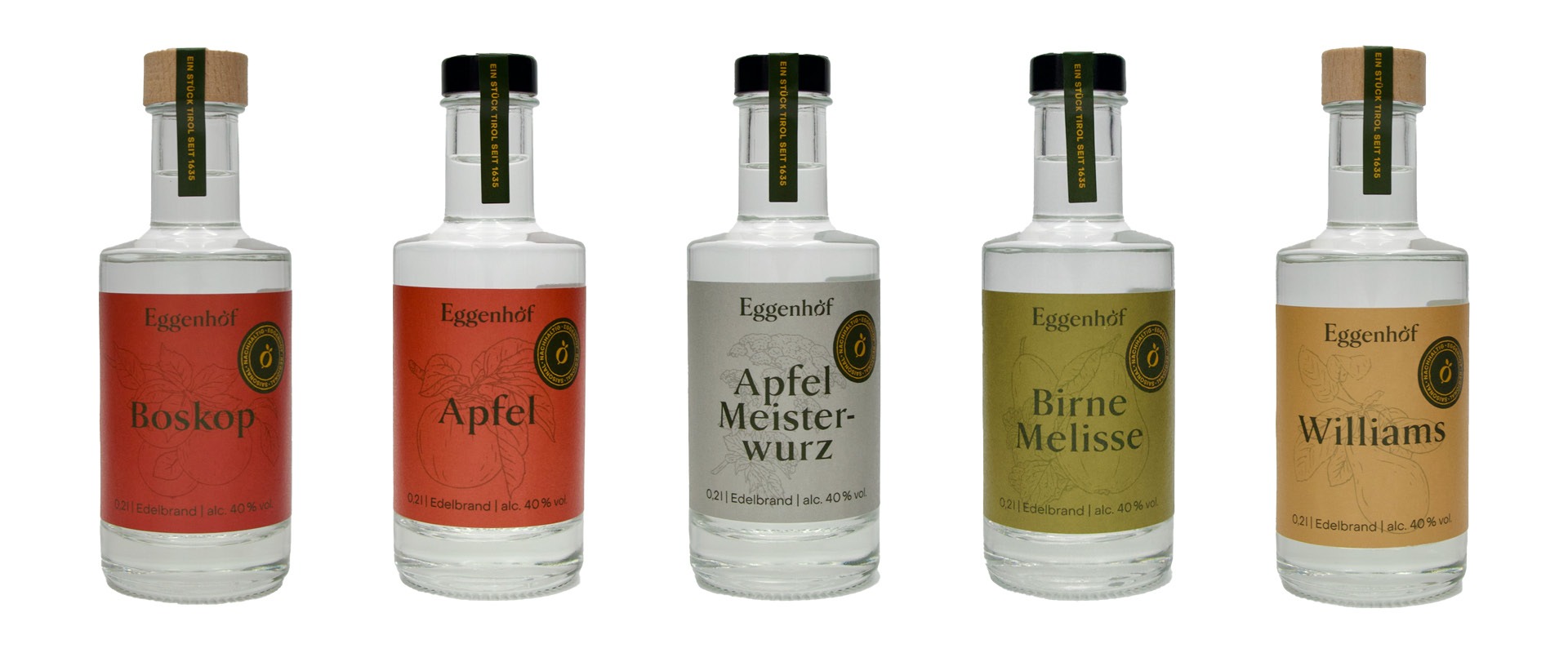 Fünf Flaschen Gin vom Eggenhof mit unterschiedlichen Etiketten.