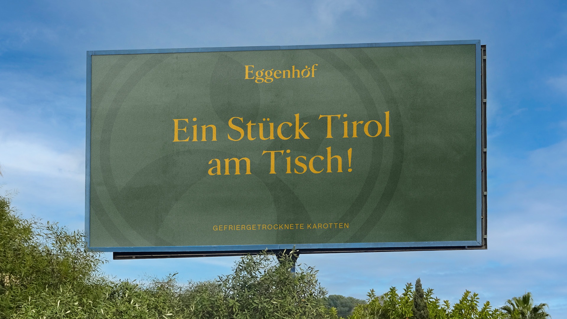 Eine Werbetafel für den Eggenhof mit der Aufschrift „ein Stocktriller am Tisch“.