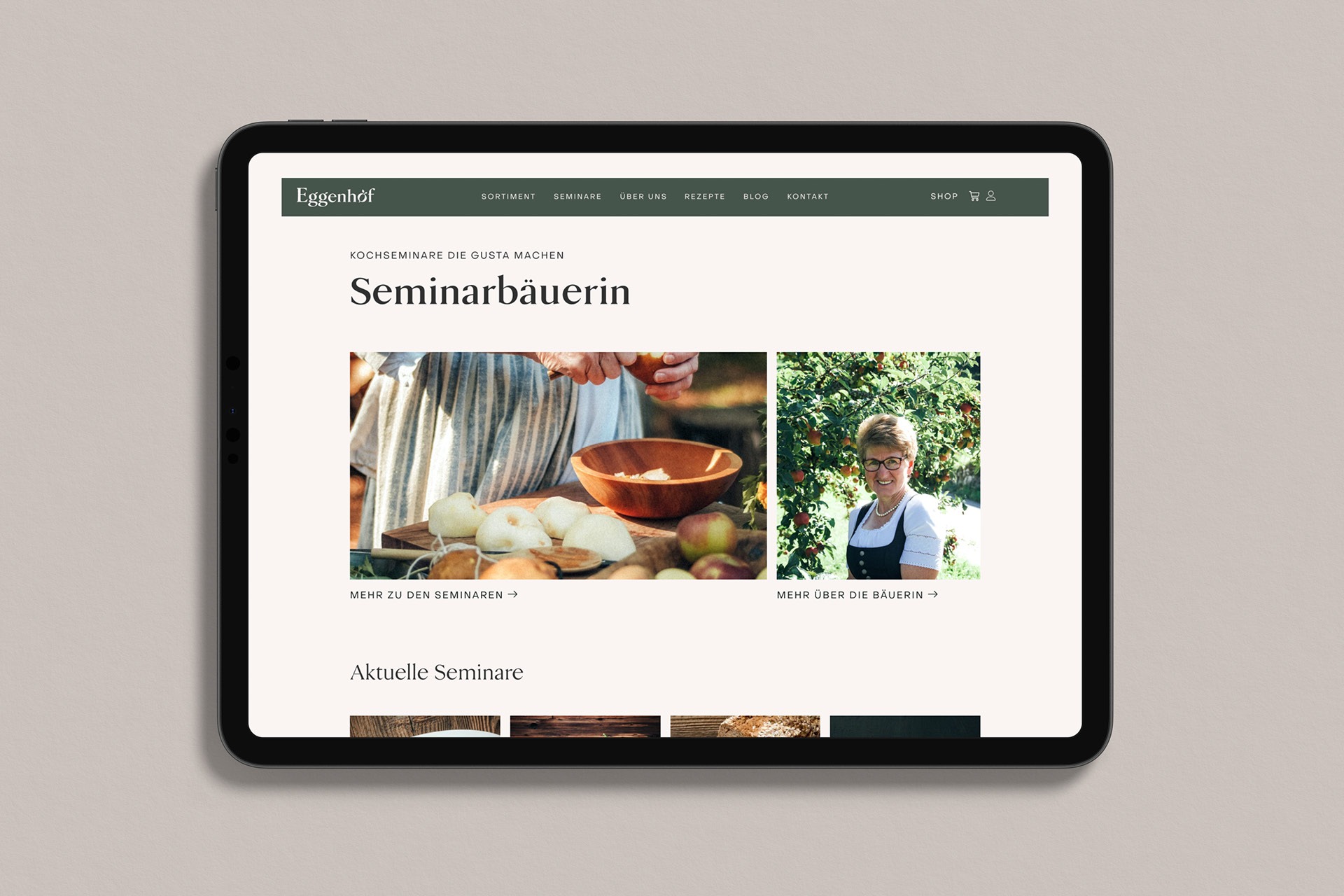 Ein Tablet, auf dem die Homepage der Eggenhof-Website angezeigt wird.