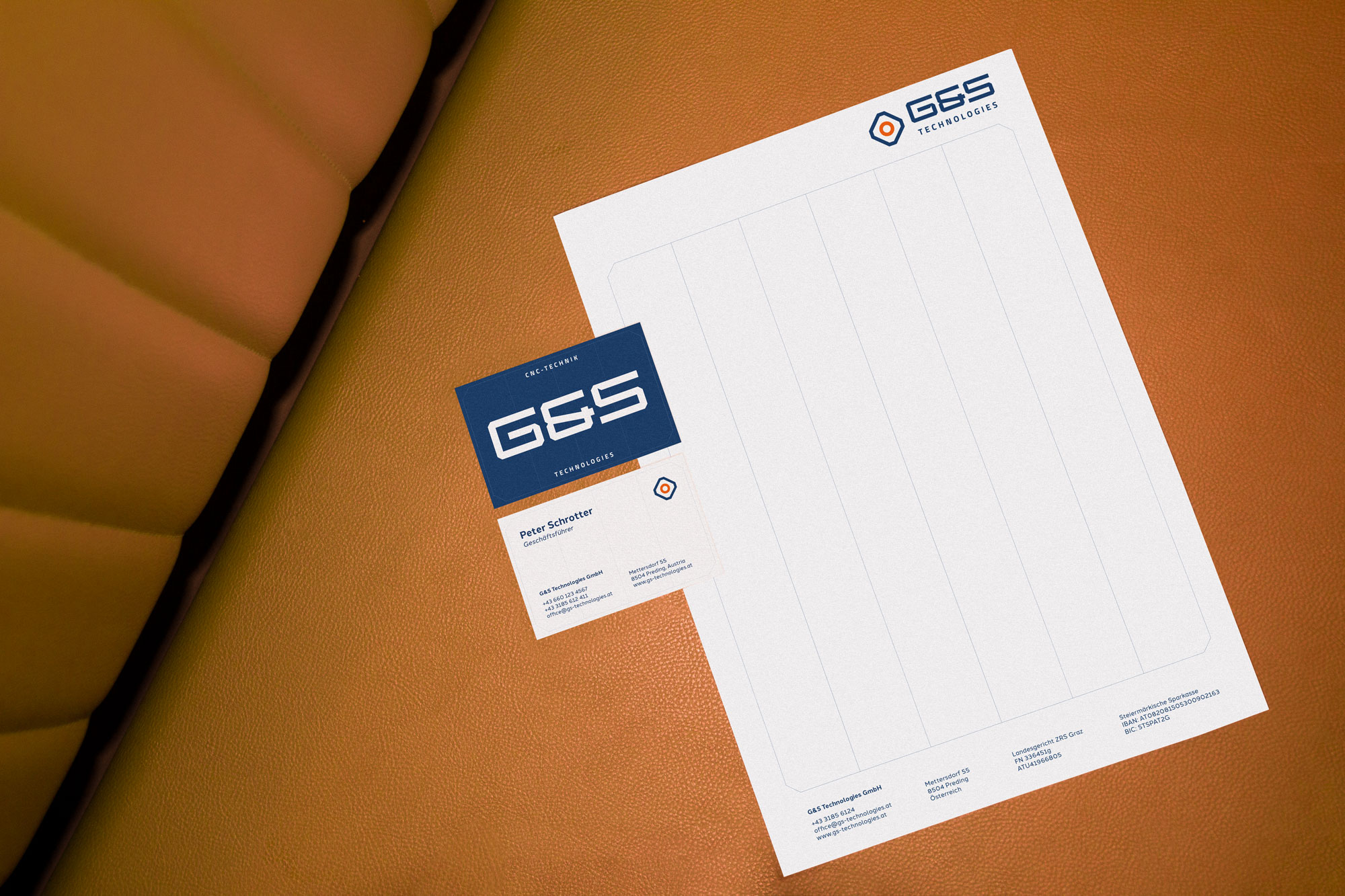 Eine Visitenkarte von G&S Technologies auf einem Tisch neben einem Stuhl.