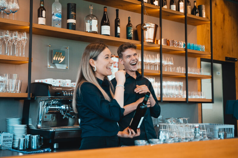 Zwei Barkeeper stehen vor der Bar Das Franz.