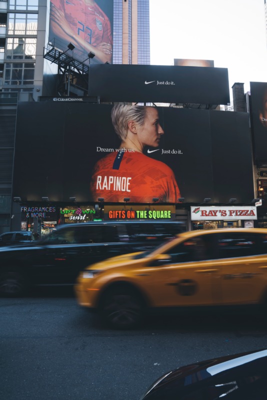 Eine Filmwerbetafel am Times Square.