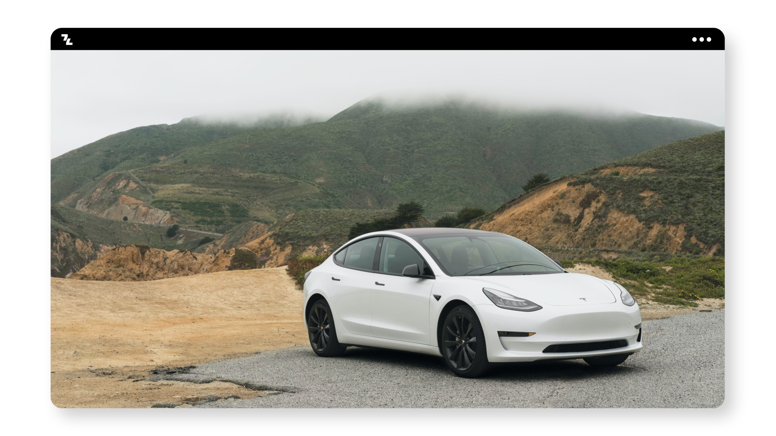 Ein weißes Tesla-Modell parkt auf einer Bergstraße.