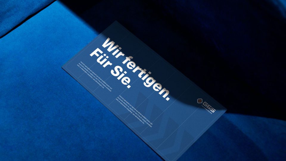 Ein Stuhl mit weißem Schriftzug.