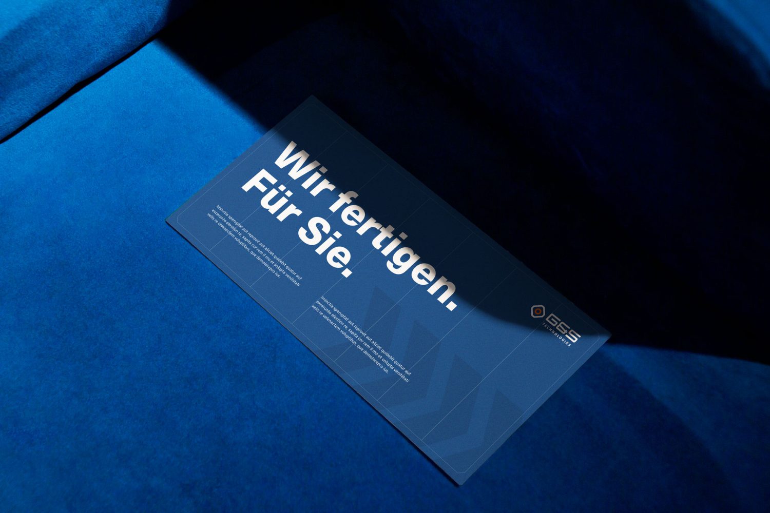 Ein Stuhl mit weißem Schriftzug. Ein Stuhl mit weißem Schriftzug.