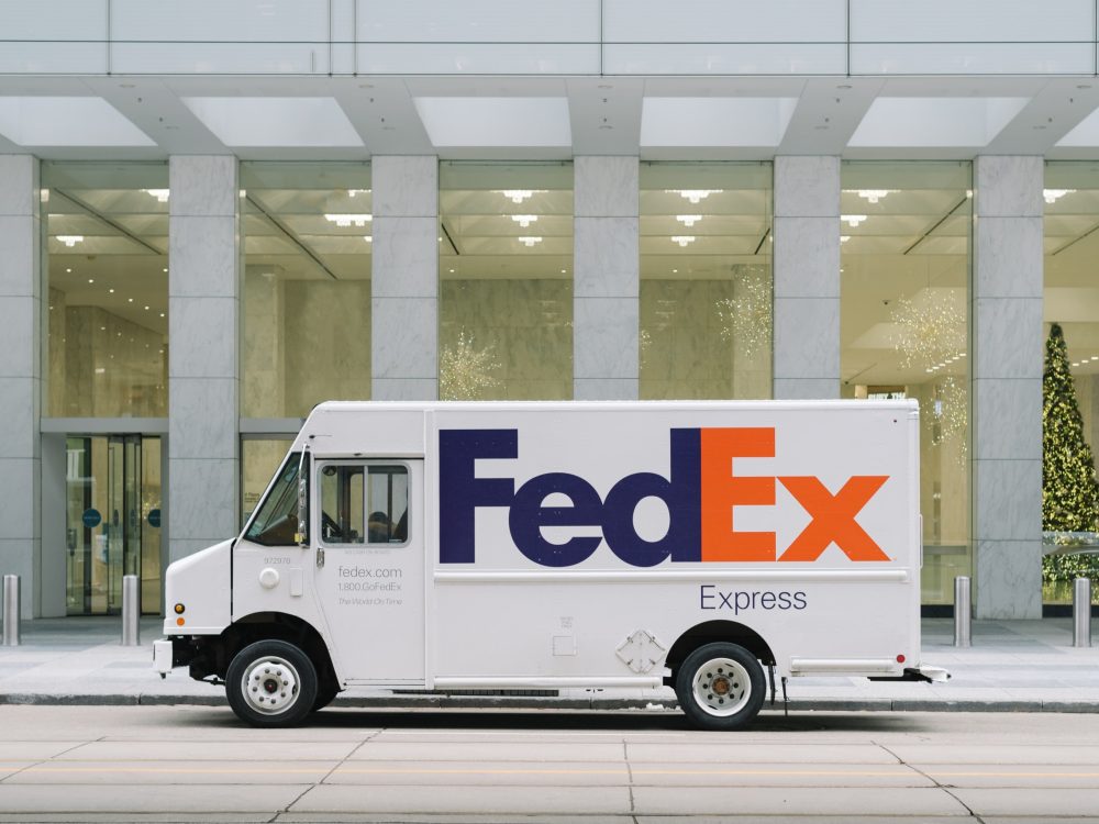 Fedex-Lastwagen parkte vor einem Gebäude.