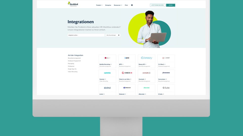 Ein Computerbildschirm, auf dem das Gesicht eines Mannes zu sehen ist.