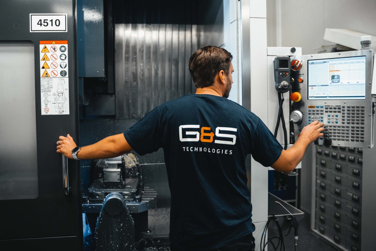 Ein Mann arbeitet an einer Maschine im Werk von G&S Technologies.