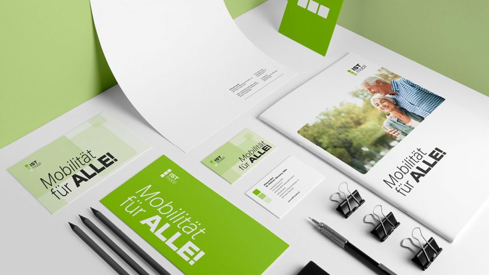 Ein grünes ISTmobil-Geschäftspapier auf einem Tisch.