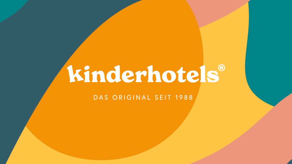 Das Kinderhotels-Logo auf buntem Hintergrund.