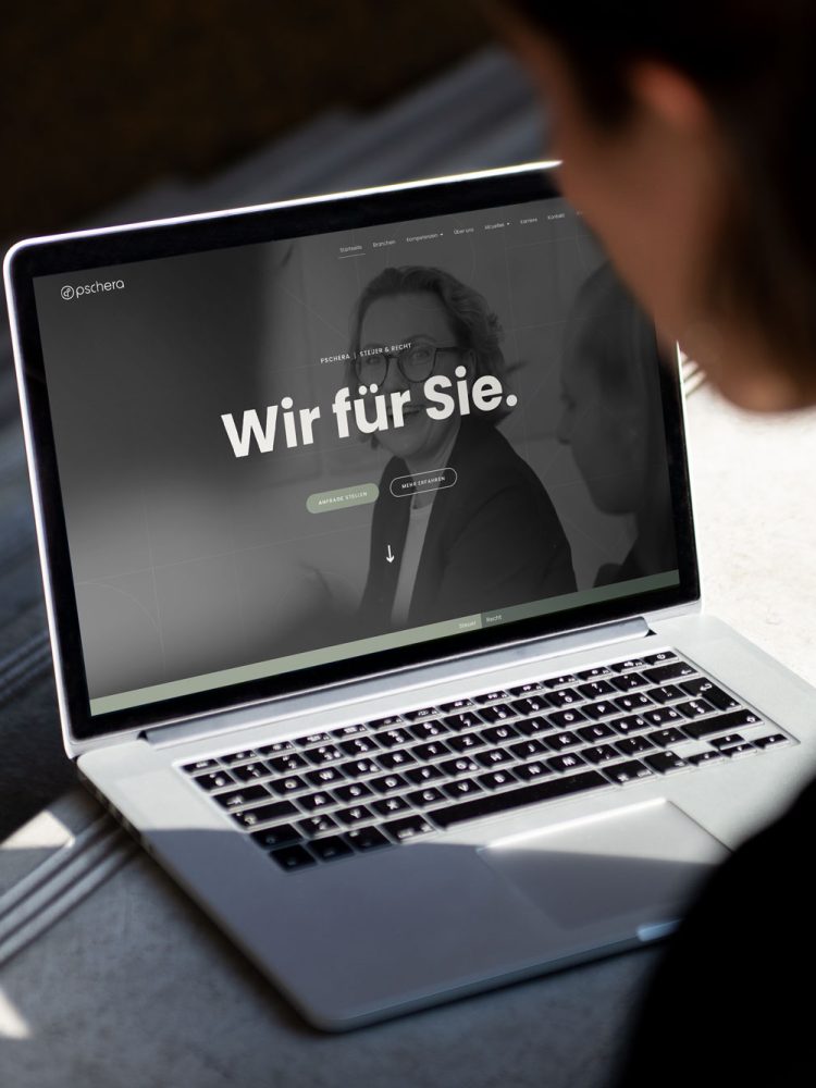 Eine Frau schaut auf einen Laptop mit der PMT-Website darauf.