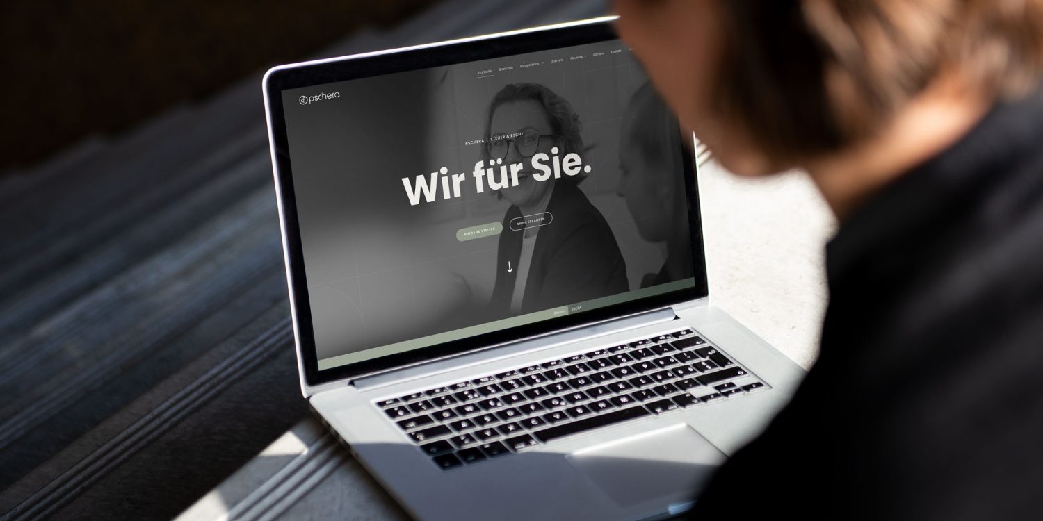 Eine Frau schaut auf einen Laptop mit der PMT-Website darauf.