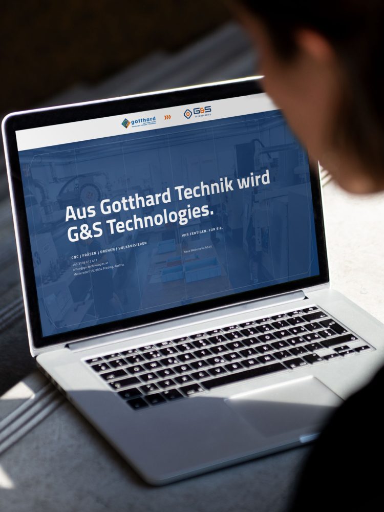 Eine Frau schaut sich mit einem Laptop die Website von G&S Technologies an.