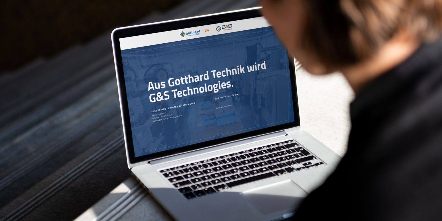 Eine Frau schaut sich mit einem Laptop die Website von G&S Technologies an.