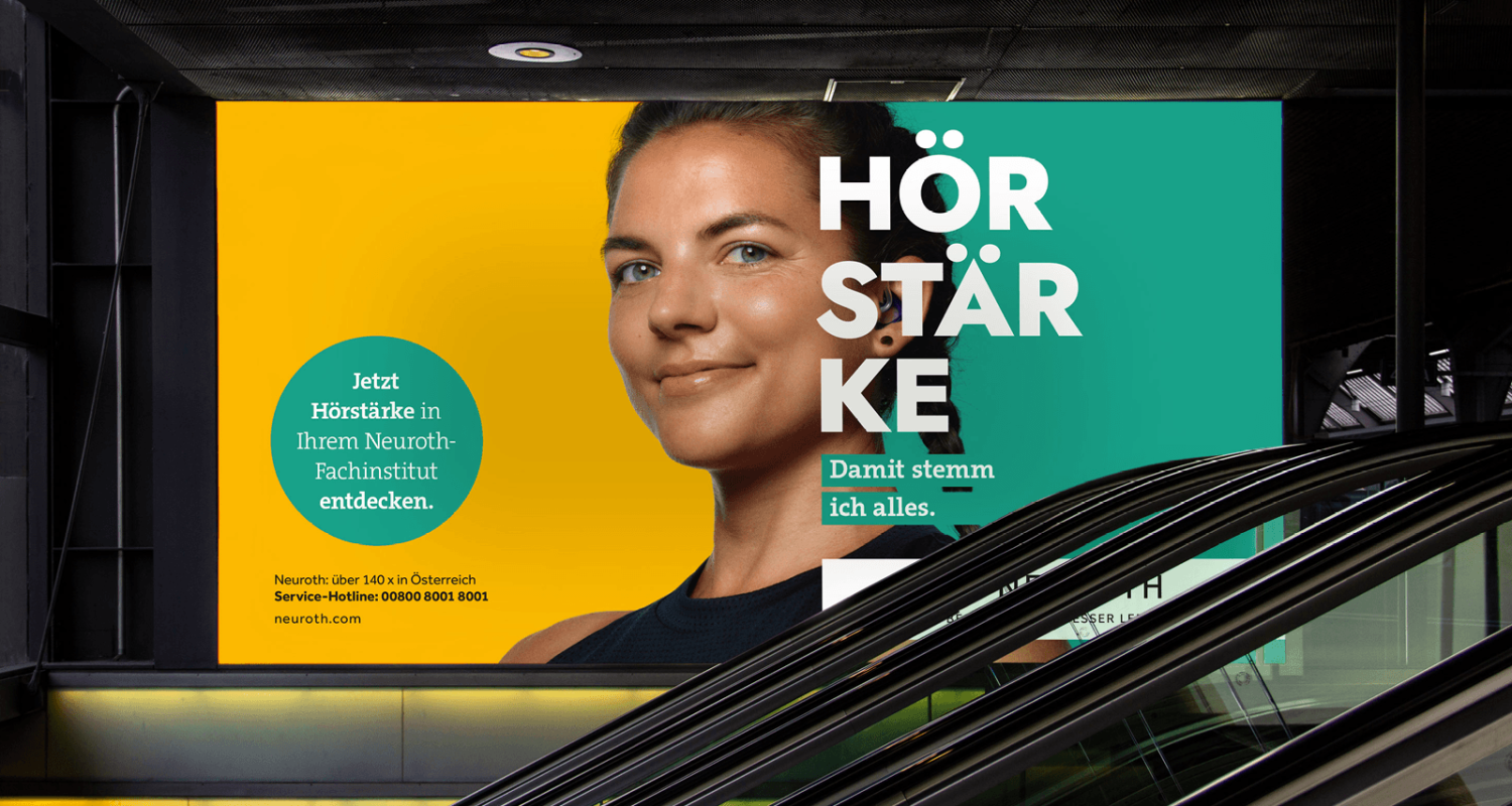 Eine Rolltreppe mit einer Werbung für Neuroth Hörgeräte.