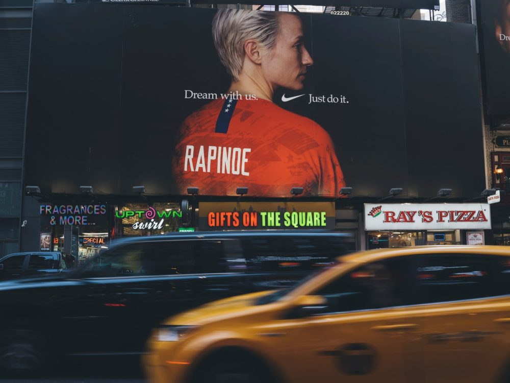 Eine Filmwerbetafel am Times Square.
