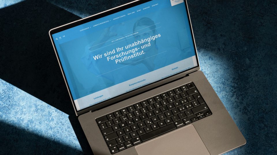 Ein Laptop zeigt eine Website an. Schlüsselwörter: Website.
