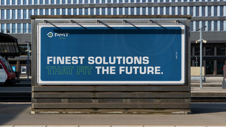 Eine Plakatwand, auf der PMT-Lösungen für die Zukunft beworben werden.