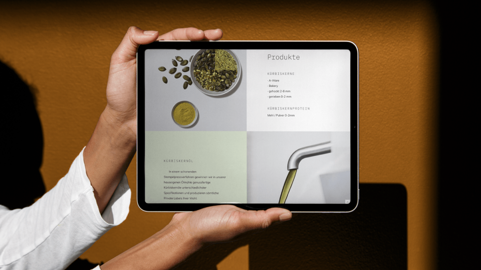 Eine Frau zeigt ein ProKern-Design auf ihrem iPad.