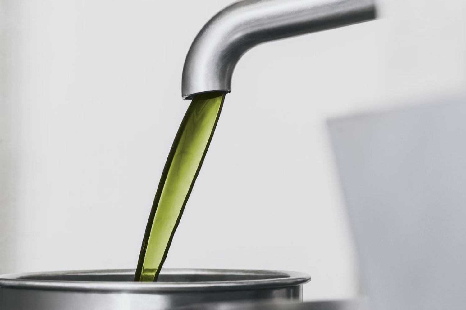 ProKern-Olivenöl wird in einen Metalltopf gegossen.