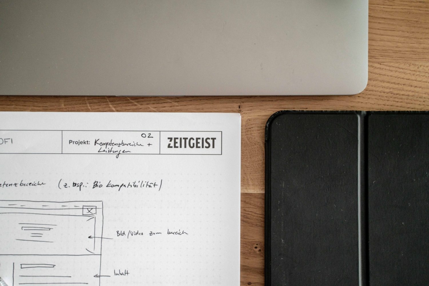 Ein Notebook und ein Tablet auf einem Tisch. Ein Notebook und ein Tablet auf einem Tisch.
