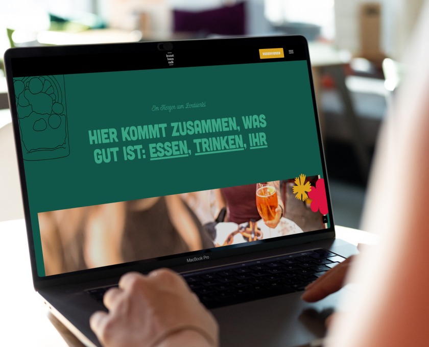 Eine Frau benutzt einen Laptop im Kunsthauscafé.