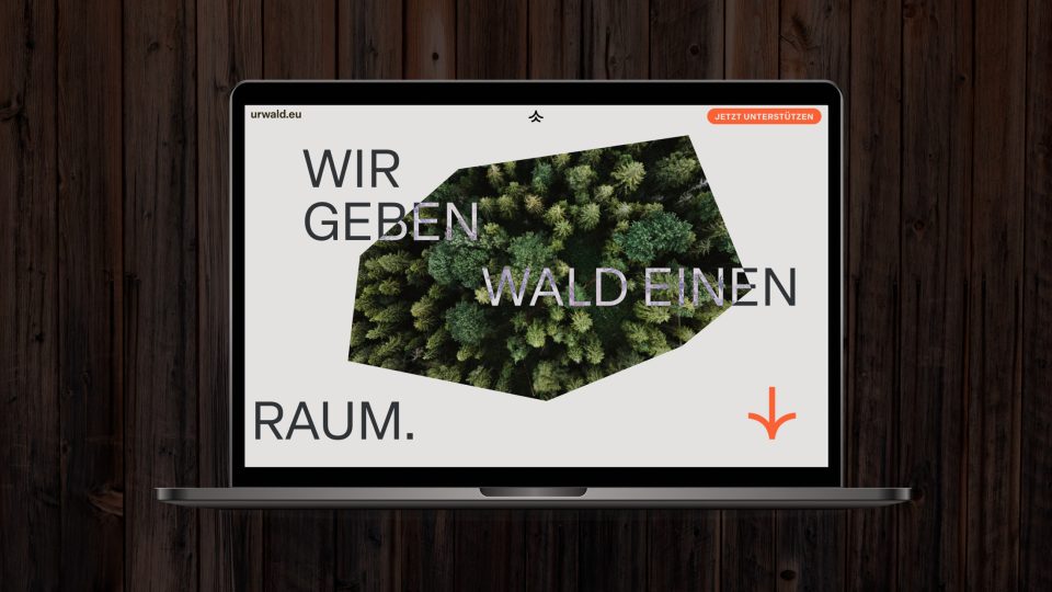 Ein Laptop mit einem Bild eines Baumes von urwald.eu darauf.