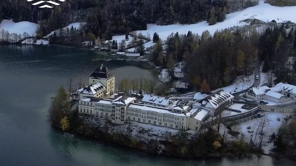 Eine Luftaufnahme eines Sees.