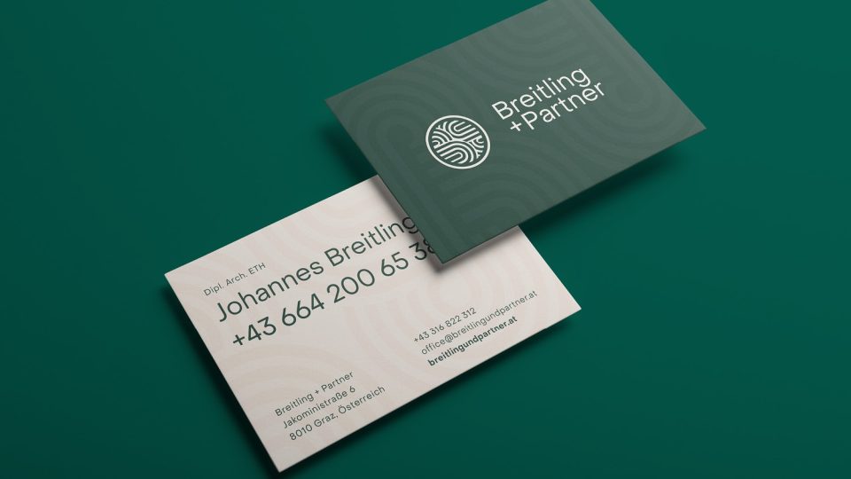 Eine Visitenkarte mit grün-weißem Design auf grünem Hintergrund für Breitling+Partner.