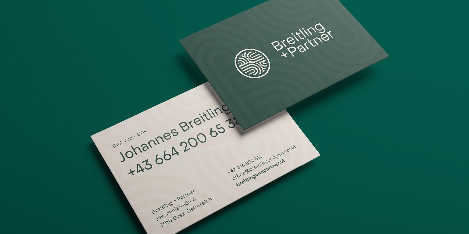 Eine Visitenkarte mit grün-weißem Design auf grünem Hintergrund für Breitling+Partner.