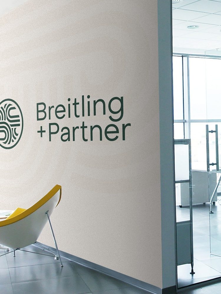 Ein Breitling-Partnerbüro mit gelbem Stuhl und Schild.